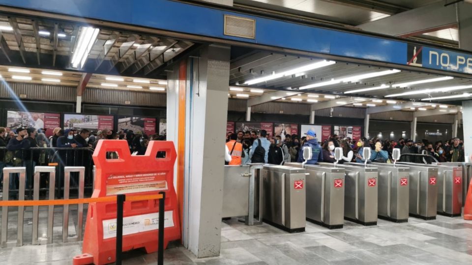 Usuarios señalaron que tras el presunto intento de suicidio en el Metro Normal, policías realizaron el cierre de las instalaciones. (Fuente: Twitter/@rblnnlgrnja)