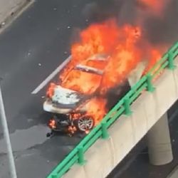 [VIDEOS] Auto BMW se incendia en 2do piso del Periférico Sur