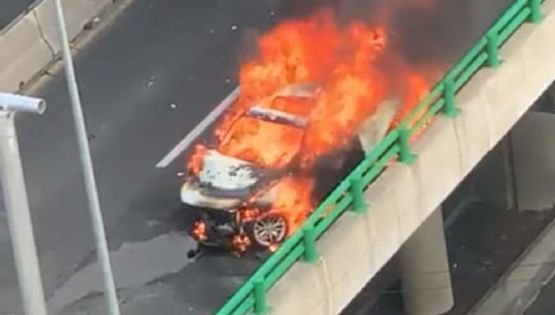 [VIDEOS] Auto BMW se incendia en 2do piso del Periférico Sur