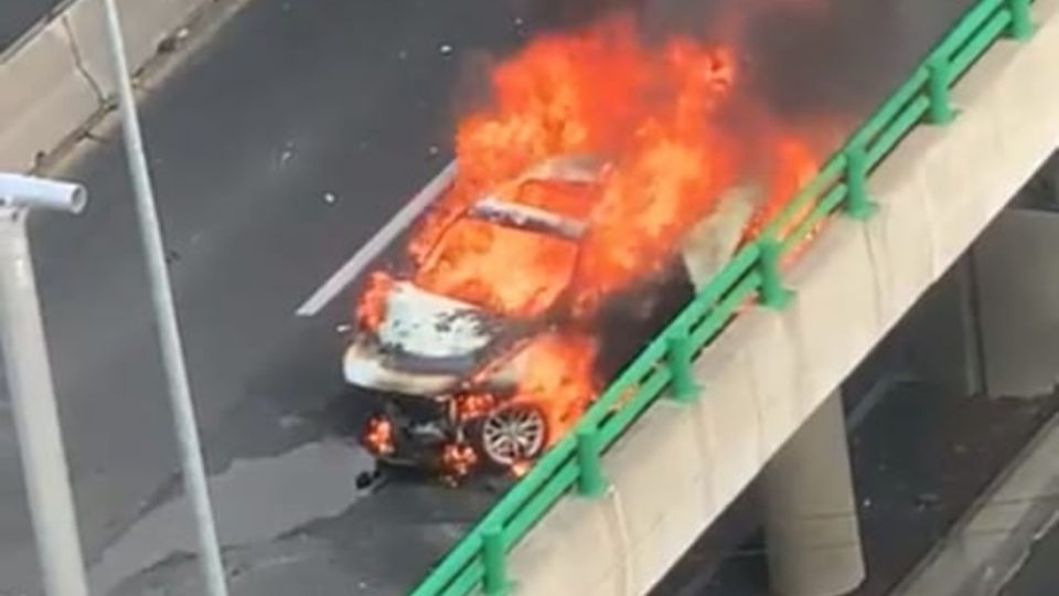Pese al incendio de su automóvil sobre el segundo piso del Periférico Sur, el conductor de 56 años no habría presentado lesiones. (Fuente: Redes sociales)
