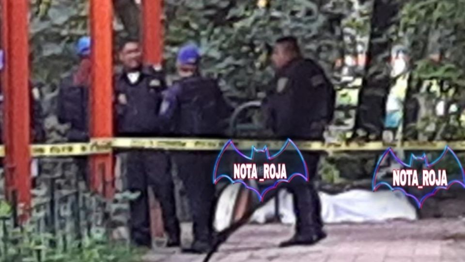 Vecinos de la UH Tlatelolco hallaron el cuerpo del joven entre los andadores del Edifico Francisco Zarco. (Fuente: Twitter/@Nueva_Nota_Roja)