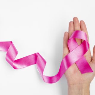 Cada año casi 8 mil mujeres mueren por cáncer de mama en México