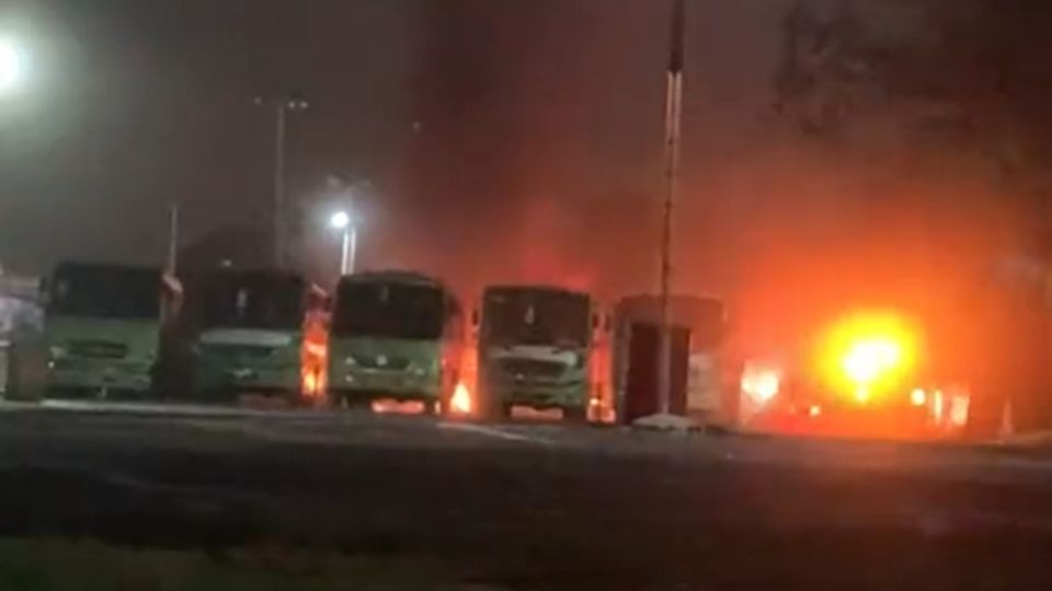 Los camiones de transporte público que resultaron dañados por el incendio se encontraban guardados en un estacionamiento de Santa Fe. (Fuente: Abraham Mojica)