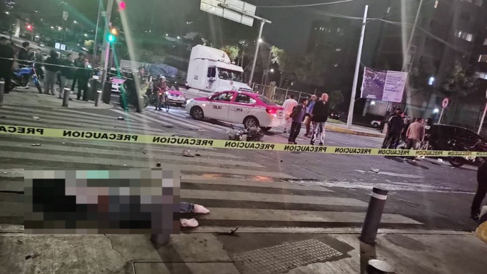 Refieren que el choque frente a Metro Copilco ocurrió cuando motocicleta se pasó el alto. (Fuente: Twitter/@HalconOnce)