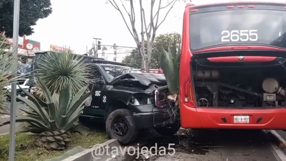 El saldo del choque en Eje 3 ORiente y Tepetlapa fue de 4 personas lesionadas y afectaciones a la Línea 5 del Metrobús. (Fuente: Twitter/@tavojeda5)