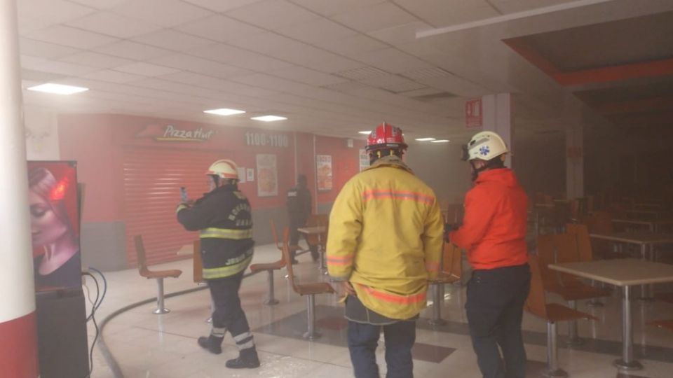 Presumiblemente, el incendio en el Chedraui Tenayuca ocurrió justo en el local de la empresa Burger King. (Fuente: Twitter/@BookerCDMX)