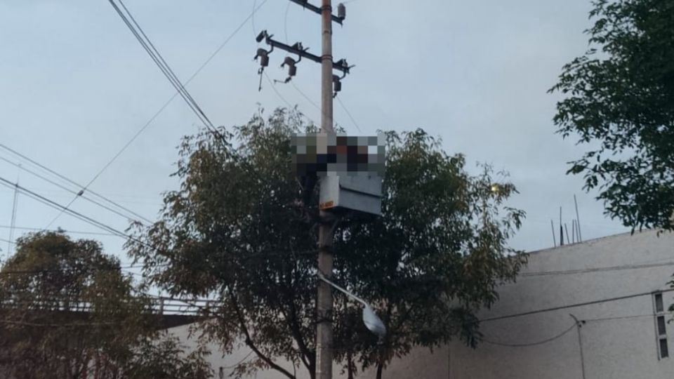 Se especula que el hombre habría subido al poste a robar cableado eléctrico o lámparas, pero en un mal paso murió electrocutado. (Fuente: Twitter/@isidrocorro)
