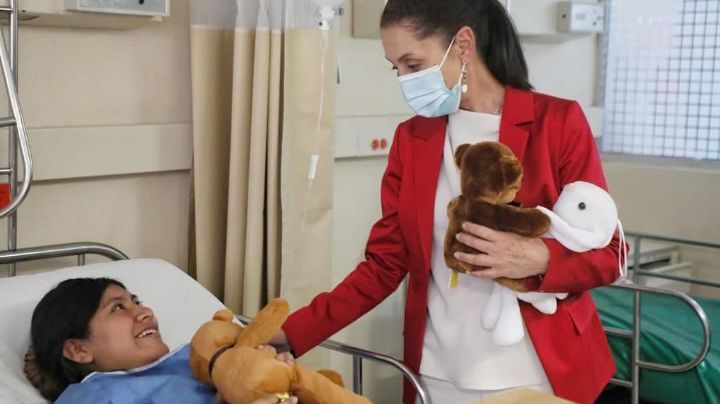 Claudia Sheinbaum regala peluches a las madres internadas en hospital