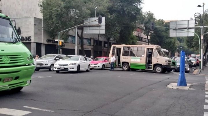 ¡Aguas! Microbuses bloquean vialidades en la Zona Centro CDMX