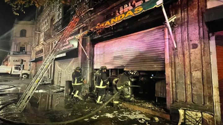 [VIDEO] Se incendia taquería en 5 de mayo en el Centro de CDMX