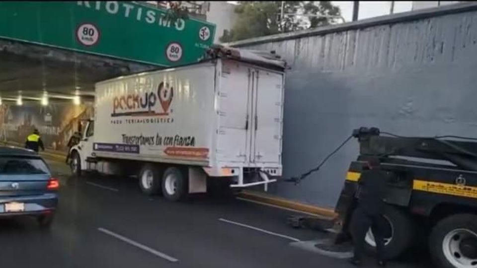 El tráiler sufrió severos daños tras quedar atorado en el Viaducto FOTO: @SalHernndezgar1