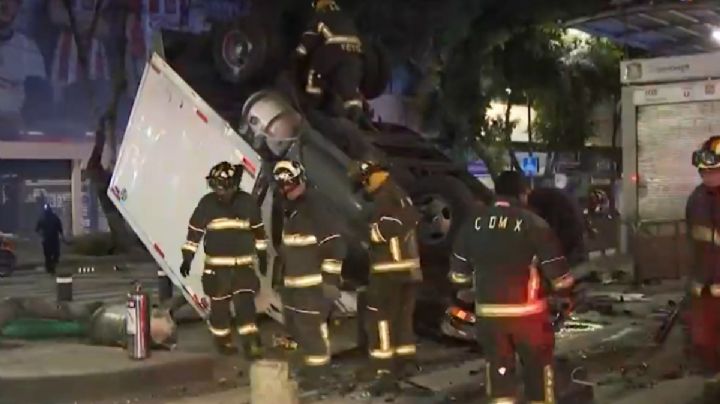 [FOTOS] Volcadura frente al Metrobús Chilpancingo deja 4 heridos