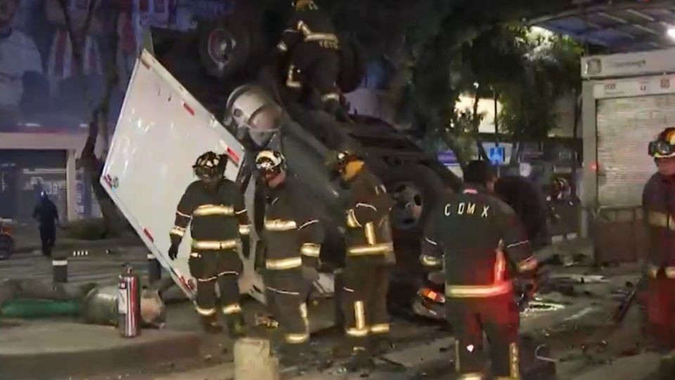 En el choque frente al Metrobús Chilpancingo también se presentó la volcadura de una camioneta de tres y media toneladas. (Fuente: Twitter/@AztecaNoticias)