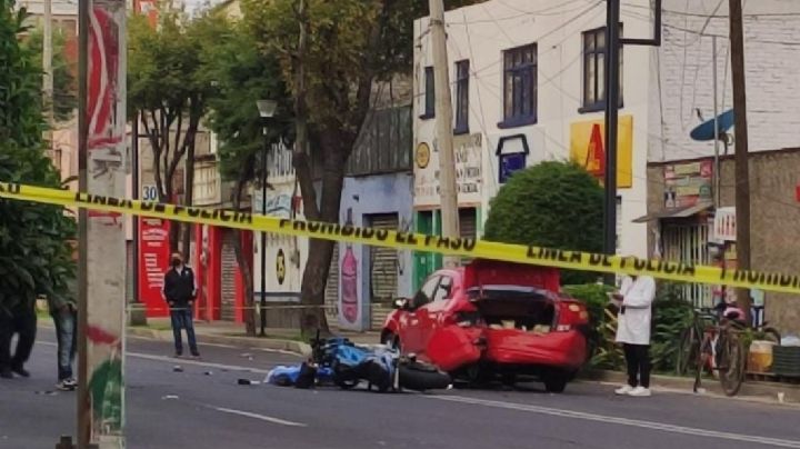 Acompañante de motociclista muere por choque contra auto en Iztacalco