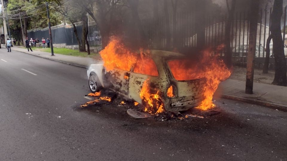 Se desconocen las causas por las que un vehículo marca Chevy comenzó a incendiarse en la colonia San Jerónimo Lídice. (Fuente: Twitter/@Bomberos_CDMX)