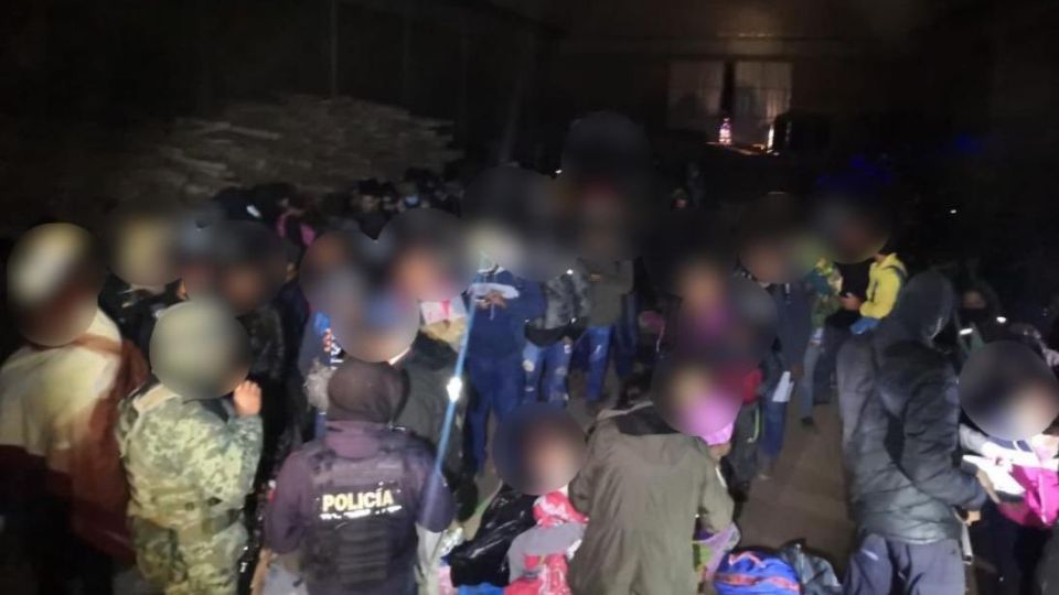 Parte de los migrantes en la bodega del Estado de México eran niños y adultos mayores. FOTO: Instituto Nacional de Migración