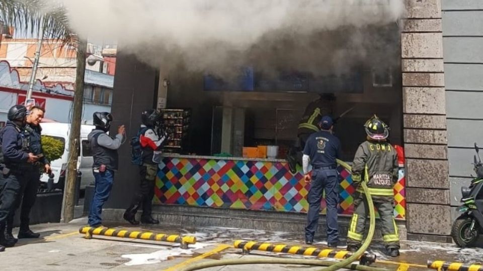 El incendio dentro de la panadería Esperanza se habría debido a la acumulación de cochambre. (Fuente: Twitter/@SGIRPC_CDMX)