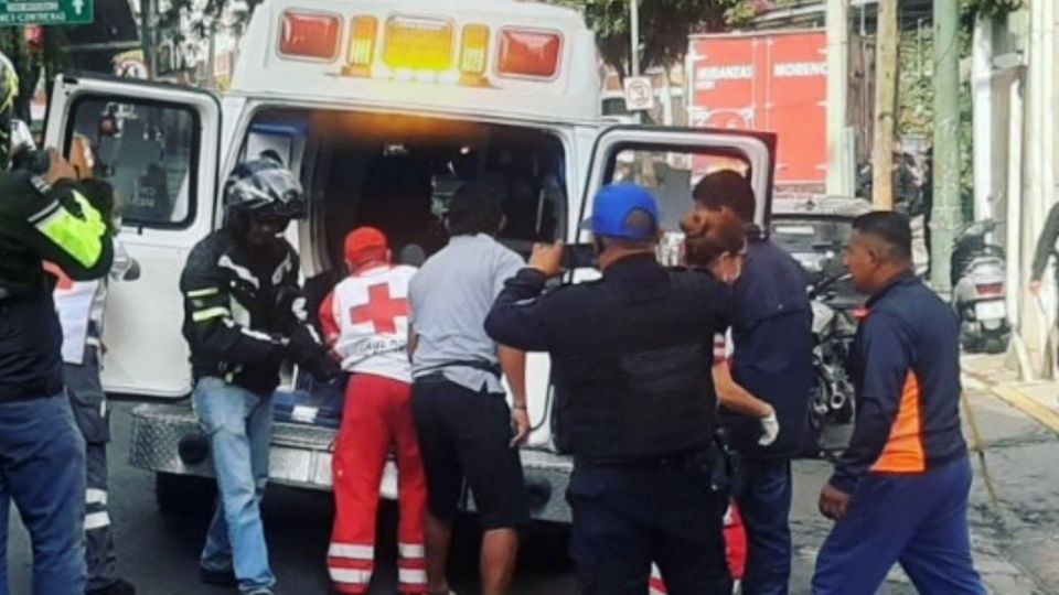 Bomberos atendieron el llamado de la caída de un elevador para autos en Periférico. (Fuente: ContraRéplica)