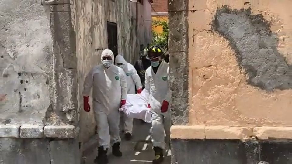 El cuerpo fue encontrado después de que vecinos de la Morelos notificaran un fuerte olor a putrefacción. (Fuente: Twitter/@ChilangoReport)