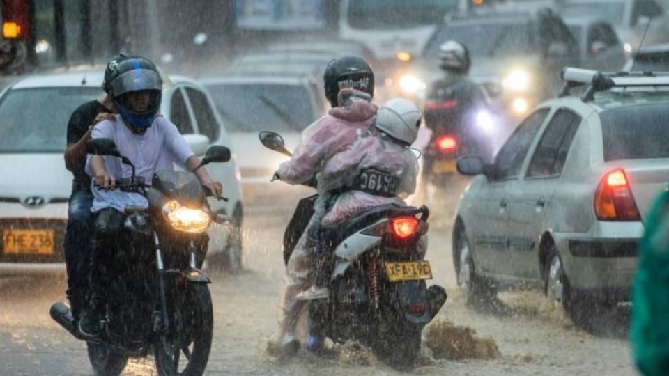 Entre los consejos para motociclistas durante lluvias se encuentra el uso de visores anti-empañantes y reducir la velocidad. (Fuente: Especial)