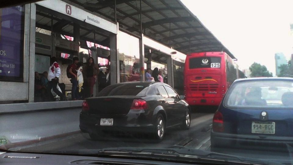 Dependiendo del caso, conductores deberán pagar una multa de entre 2 mil y 5 mil pesos por invadir el carril del Metrobús CDMX. (Fuente: Especial)