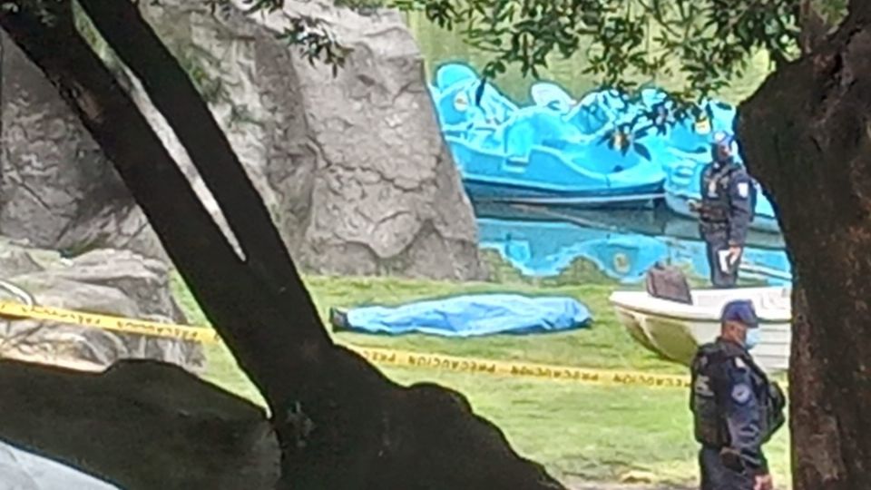 Una persona que se ejercitaba en los alrededor del Lago de Chapultepec dio aviso del cuerpo. (Fuente: Twitter/@JerrxG13)