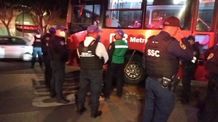 Metrobús atropella a una mujer en cruce de Avenida Hidalgo y Reforma