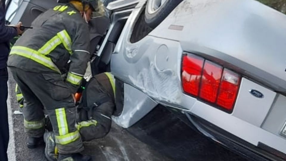 Se refiere que la volcadura de en la autopista México-Toluca se habría debido al exceso de velocidad. (Fuente: Bomberos CDMX)