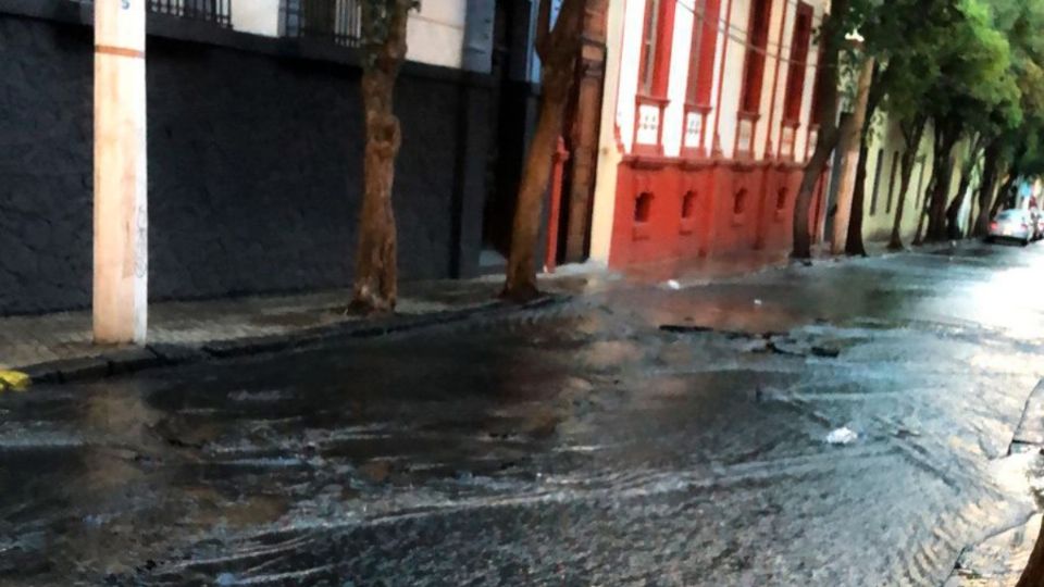 Se especula que la pérdida de agua en la fuga de la colonia Tlalpan Centro habría ascendido a miles de litros. (Fuente: Redes Sociales)