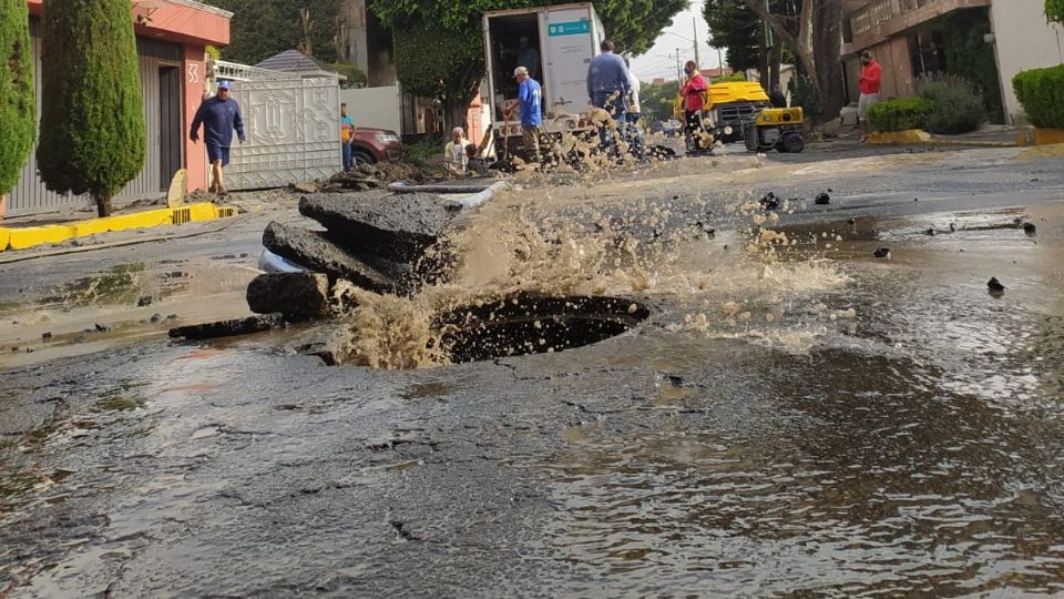 La fuga de agua en Tlalpan afectó al menos 10 casas. FOTO: Sacmex