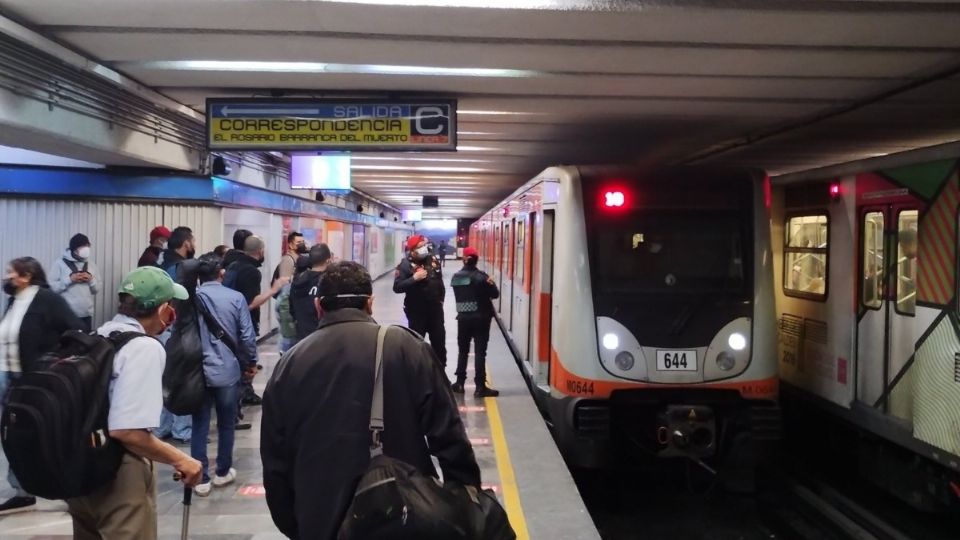 Antes del aviso del presunto suicidio en Metro Tacuba, la dependencia indicó que los retrasos eran por el rescate de un objeto metálico. (Fuente: Redes Sociales)