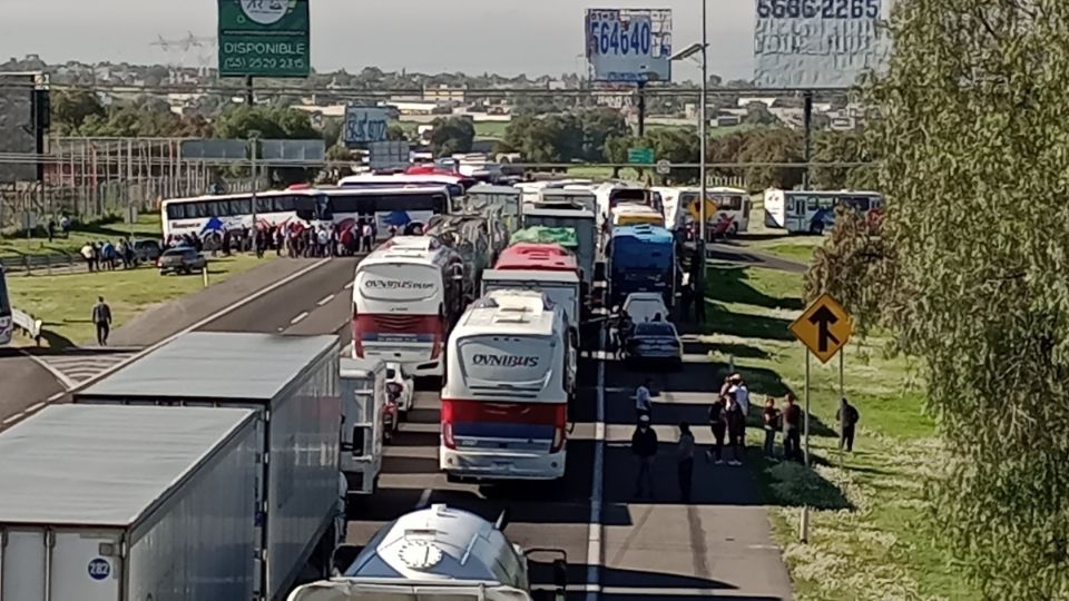 Cerca de las 07:00 horas inició el bloqueo por parte de transportistas a la altura de Tepojaco en la México-Pachuca. (Fuente: Twitter@luismiguelbaraa)