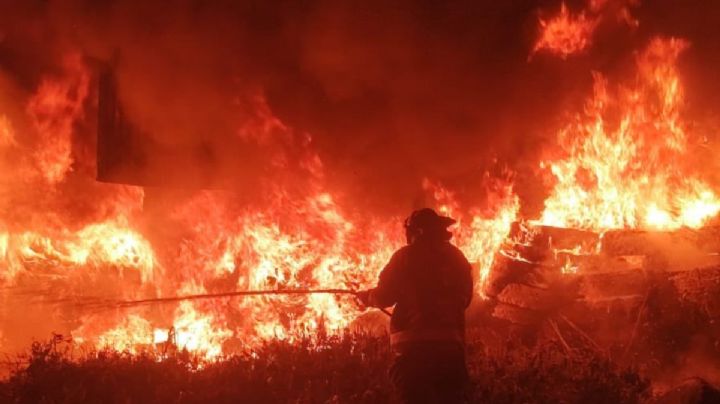 [FOTOS] Incendio en San Nicolás Tetelco quema llantas y madera