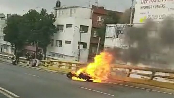 [VIDEO] Moto se incendia en pleno Circuito Interior y San Cosme