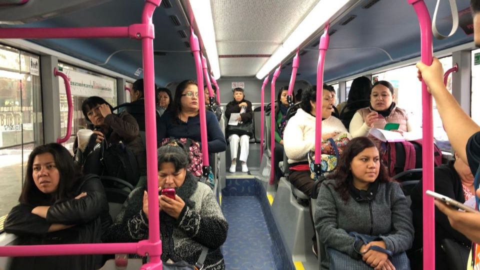 Habrá más policías para que los hombres respeten los espacios de mujeres en el Metrobús. FOTO: Twitter