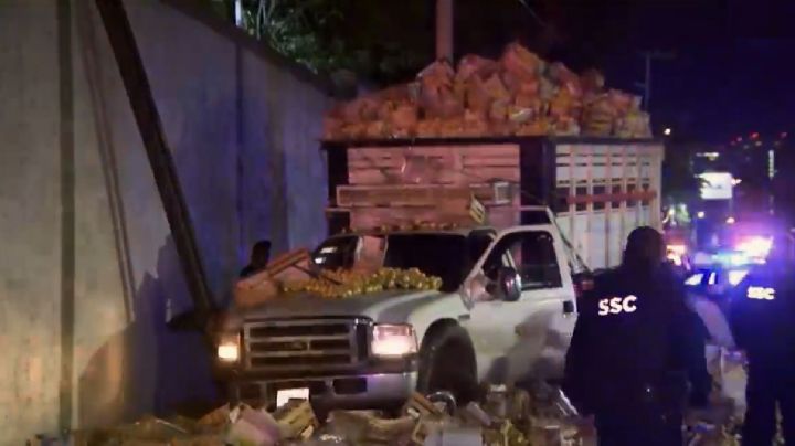 [FOTOS] Camioneta con guayabas choca en Constituyentes