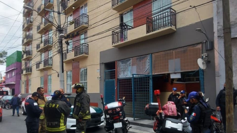 Se reportó una fuga de gas en un departamento de la colonia Miguel Hidalgo, sin embargo, al llegar bomberos encontraron a tres personas sin vida. (Fuente: Twitter/@tritonazteca11)