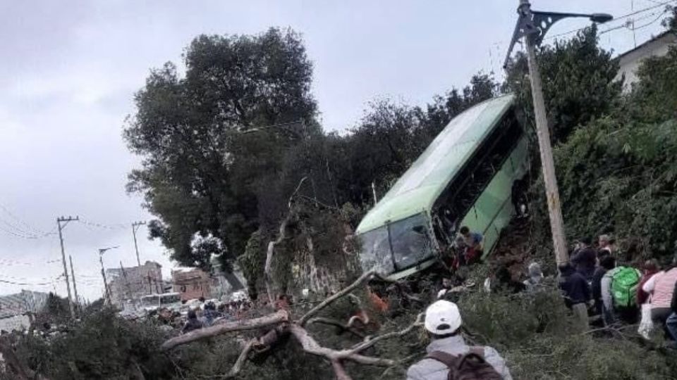 autobús de transporte público habría chocado y subido a un pequeño barranco sobre la autopista México-Cuernavaca en San Andrés Totoltepec. (Fuente: Twitter/@luismiguelbaraa)