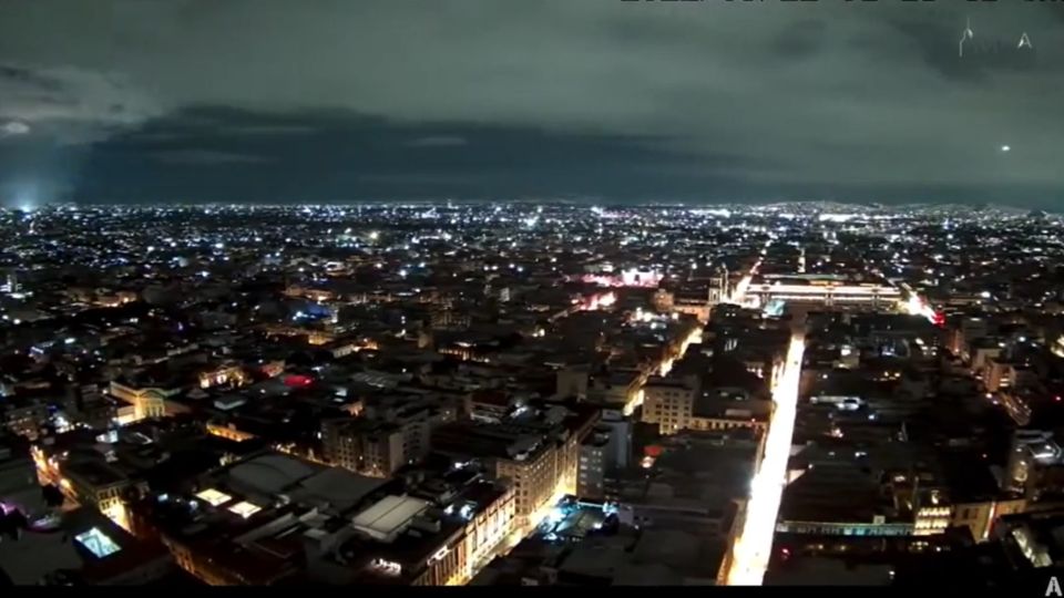 Se ven luces en el cielo durante el sismo en CDMX. FOTO: captura Webcams de México