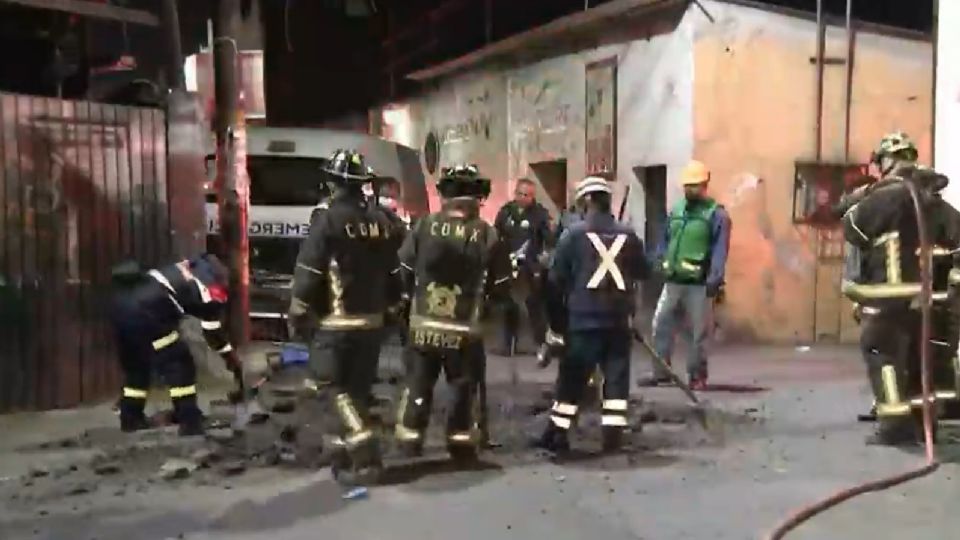 A la colonia Santa Inés debieron trasladarse bomberos, Protección Civil y trabajadores de la empresa Naturgy para controlar la fuga de gas. (Fuente: Twitter/@AztecaNoticias)