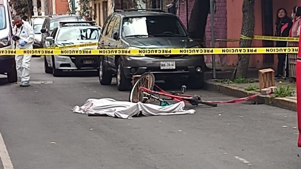 Vecinos de la colonia Granjas México señalaron al conductor de una pipa como el presunto responsable de haber atropellado a un ciclista. (Fuente: Twitter/@isidrocorro)