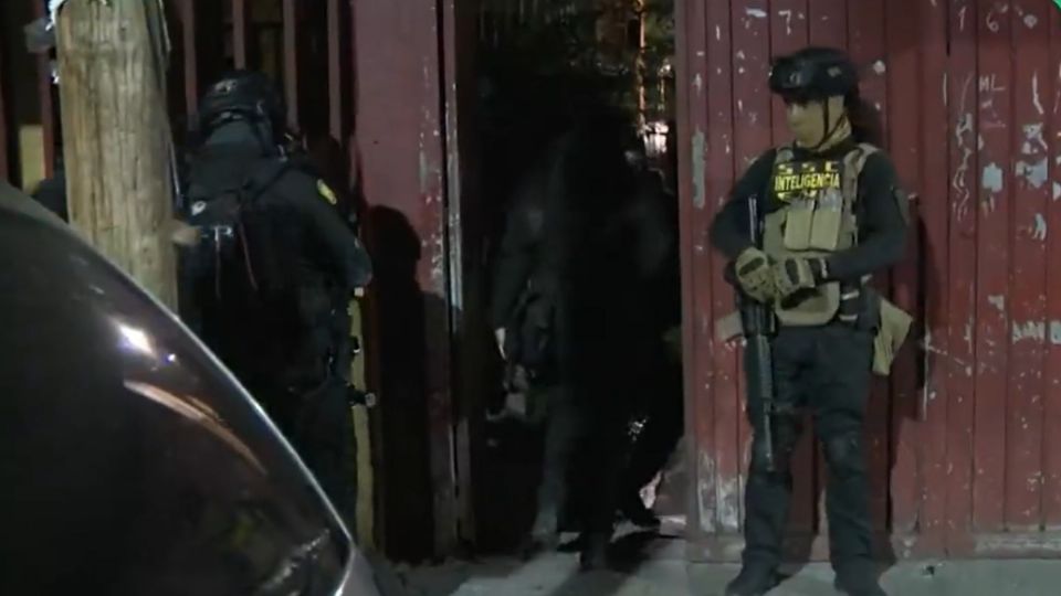 Elementos del ejército y policías capitalinos participaron en el operativo antidrogas dentro de la vecindad de la Agrícola Oriental. (Fuente: @AztecaNoticias)