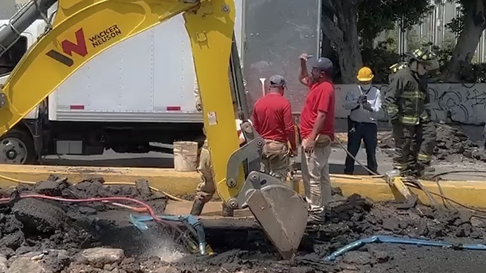 Llevan casi 4 horas las labores de reparación de la fuga de gas natural en la colonia San Jerónimo Lídice. (Fuente: Twitter)