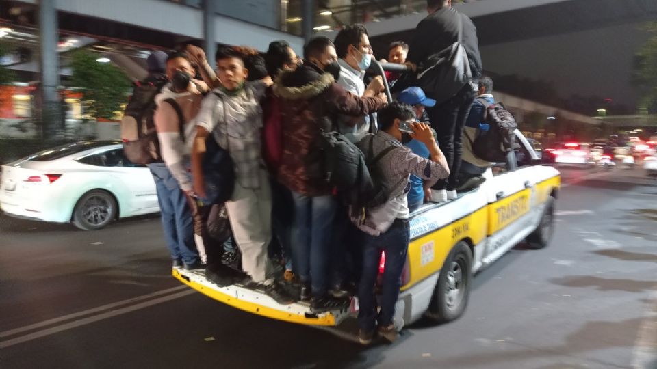 Por fallas en la Línea 2 del Metro usuarios caminaron sobre Tlalpan. FOTO: @foto_gaviria