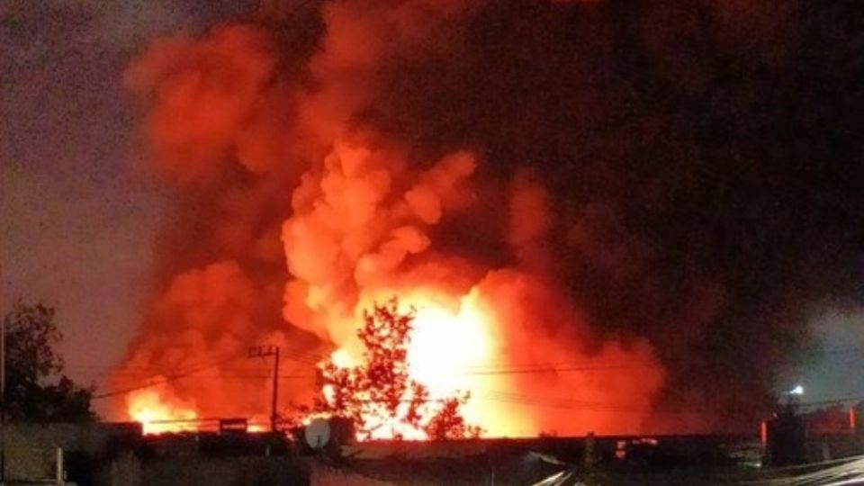 Reportes señalan que en el incendio de una bodega en San Juanico habría iniciado cerca de las 04:00 de la mañana. (Fuente: Twitter/@)luismiguelbaraa)