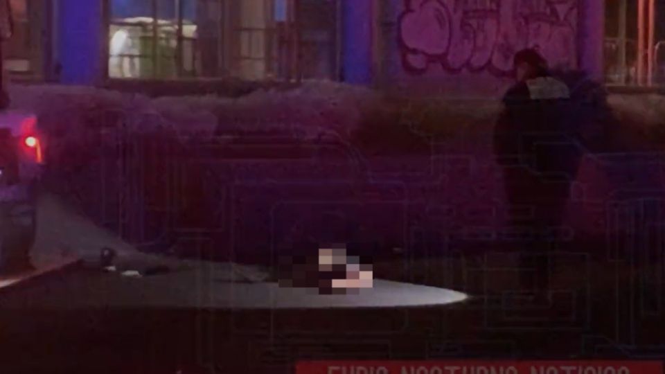 Se especula que el cuerpo encontrado frente al Metro Plaza Aragón pertenecía a un hombre que fue atropellado. (Fuente: Twitter/@FNNoticiass)