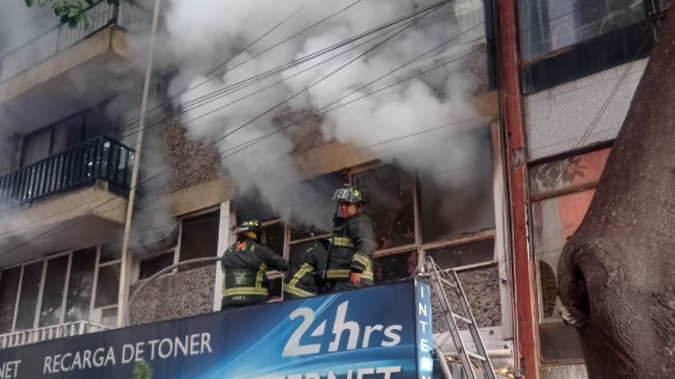 Autoridades de la Fiscalía CDMX deberán determinar las causas del incendio en la calle Puebla. (Fuente: Bomberos CDMX)
