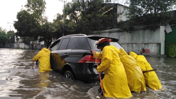 VIDEOS Lluvias en Ecatepec dejan autos varados e inundaciones