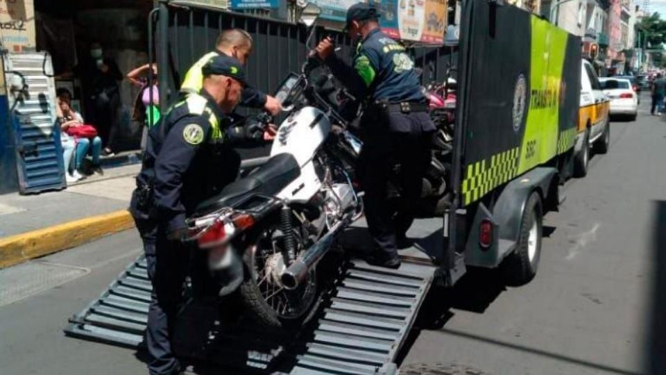La policía retiró motos mal estacionadas en el Centro Histórico. FOTO: SSC