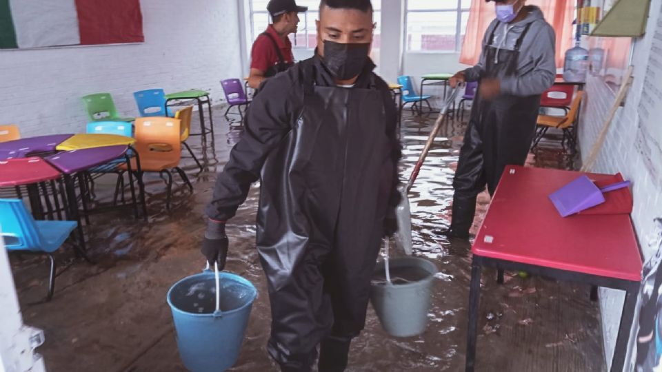 Ante las fuertes lluvias en Ecatepec, la Escuela Primaria '27 de Marzo' presentó inundaciones, por lo que padres exigieron apoyo. (Fuente/Twitter@JerrxG13)